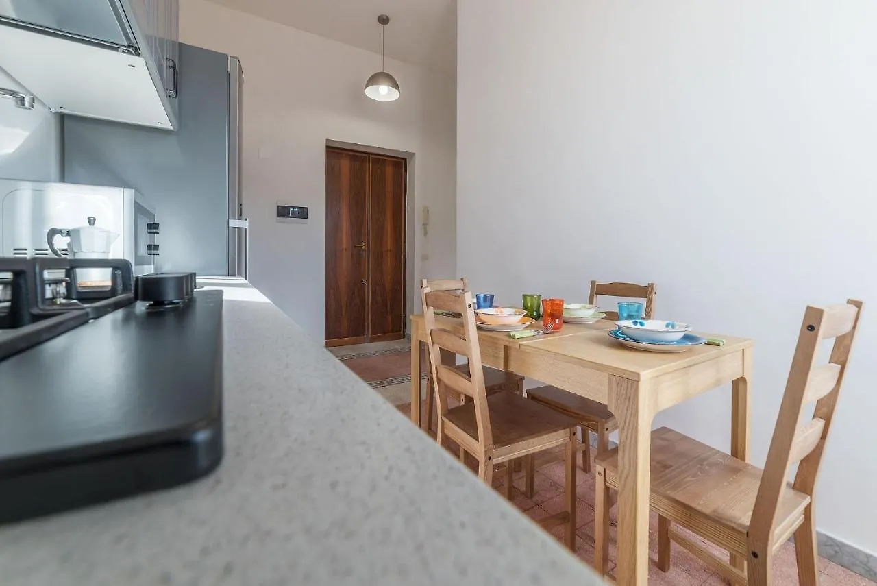Colosseo & Colle Oppio Cozy Apartment 罗马 0*,  意大利